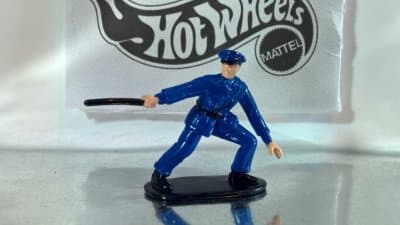 Action Figure - Police Officer W Baton