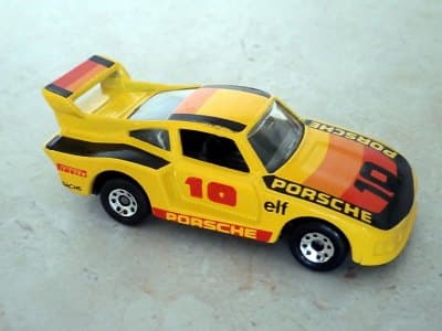 Racing Porsche 935
