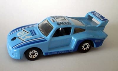 Racing Porsche 935