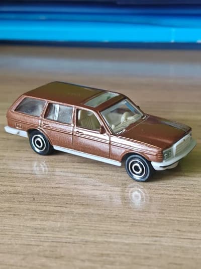 80 Mercedes-Benz W123 Wagon