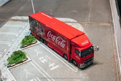 Mitsubishi Fuso Super Great Coca-Cola Santa Truck