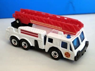 Extending-Ladder Fire Engine